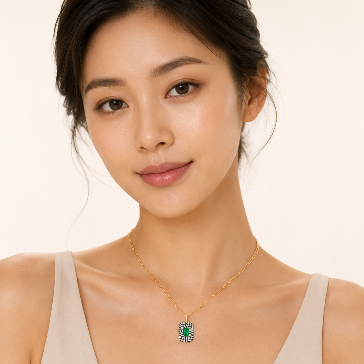 Lucent's Emerald Pendant in Yellow Gold